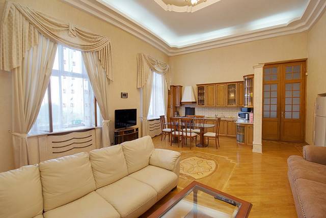 3 комнатная квартира, Екатерининская площадь 1