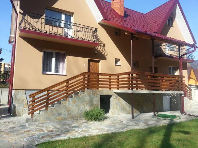 1 Яремче Двоповерховий будинок з каміном в центрі Яремче, 5 кімнат зі зручностями
