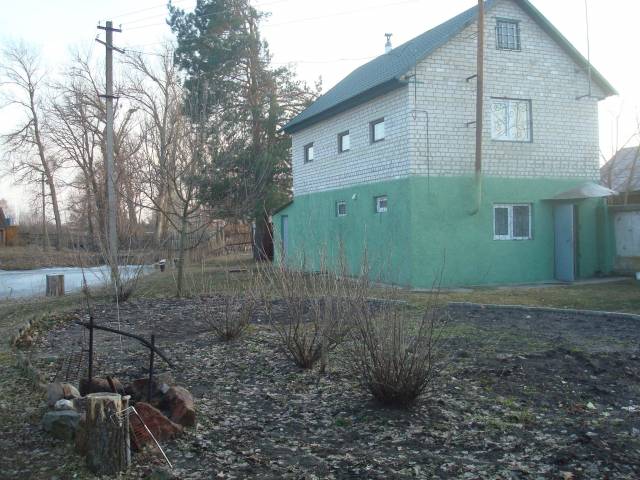 Новый двухэтажный дом на берегу с выходом на Днепр