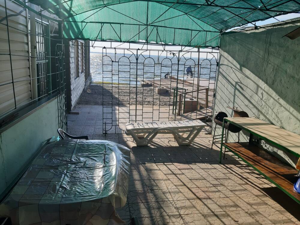 Домик в затоке возле моря